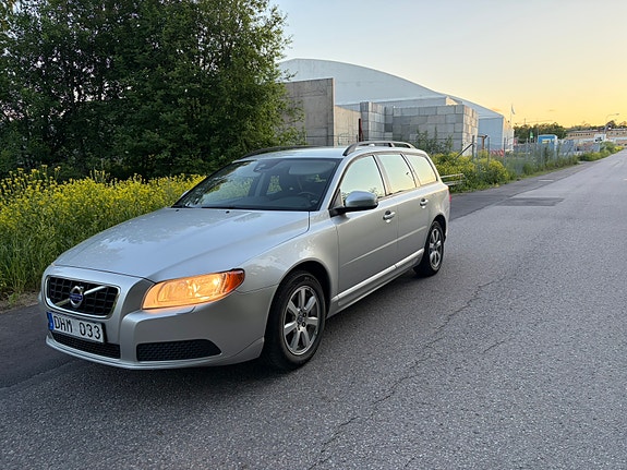 Volvo V70 2 of 5