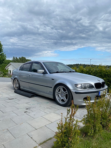 BMW 320i 2 of 5