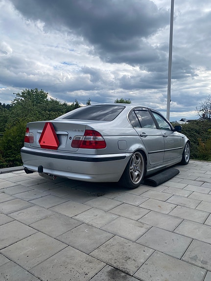 BMW 320i 4 of 5