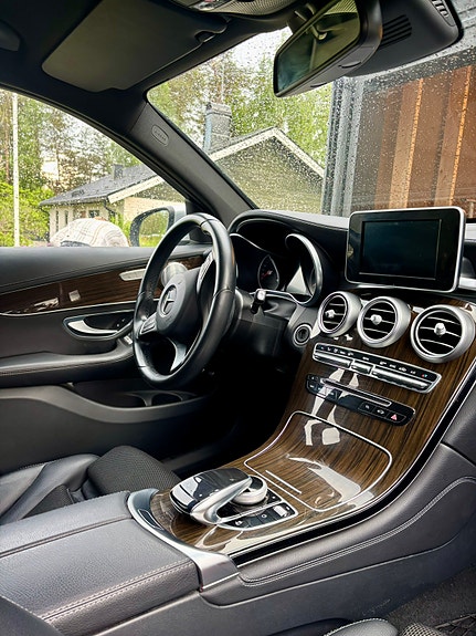 Mercedes-Benz GLC220 d 9 of 12