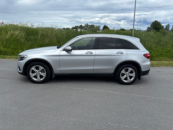 Mercedes-Benz GLC220 d 2 of 5