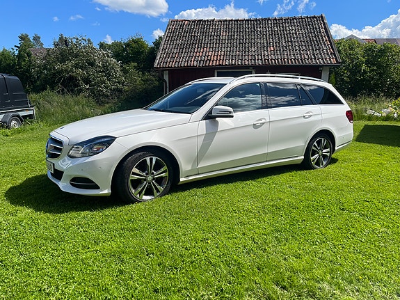 Mercedes-Benz E220 2 of 5
