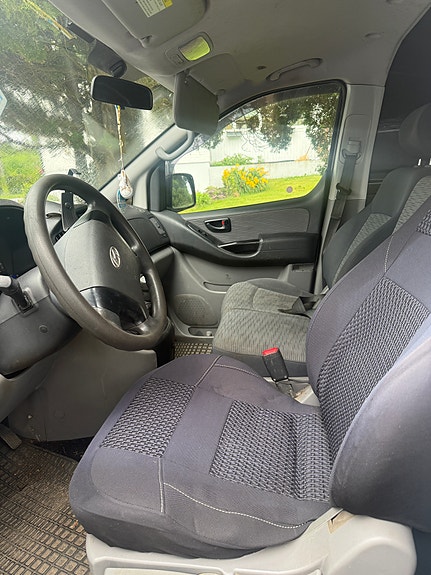 Hyundai H-1 3 of 5