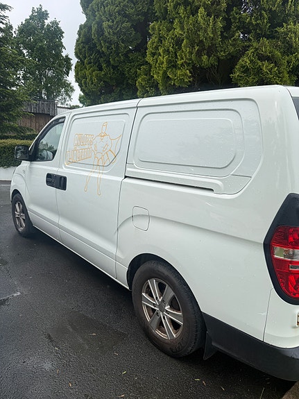 Hyundai H-1 4 of 5