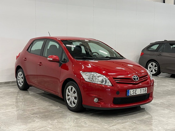 Toyota Auris 2 of 5