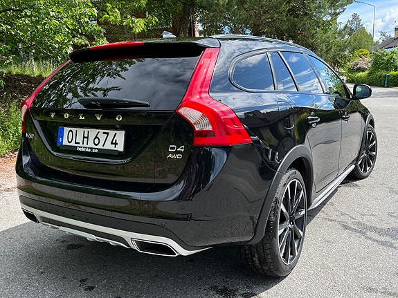 Volvo V60 Cross Country 2 of 11