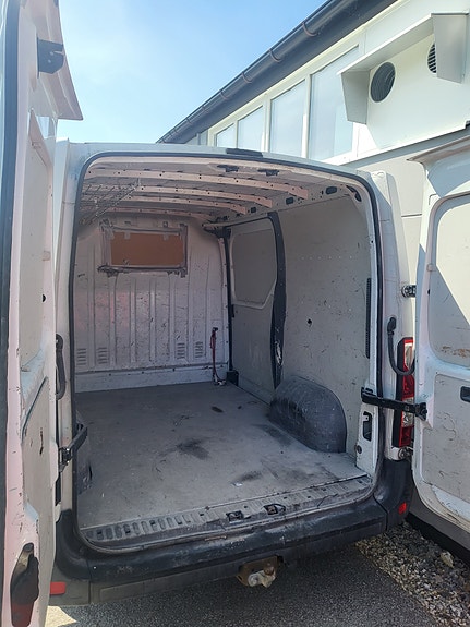 Nissan NV400 3 of 4