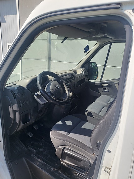 Nissan NV400 2 of 4