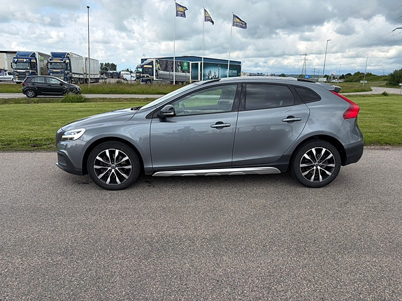 Volvo V40 Cross Country 2 of 5