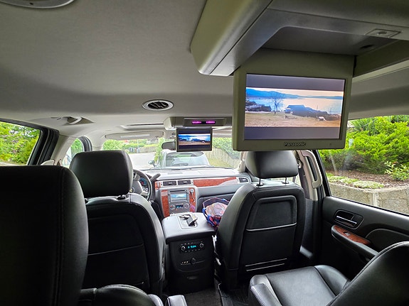 Chevrolet Suburban 4 of 6