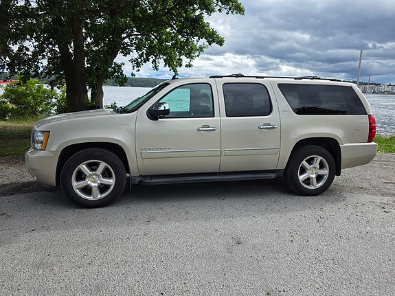 Chevrolet Suburban 2 of 6
