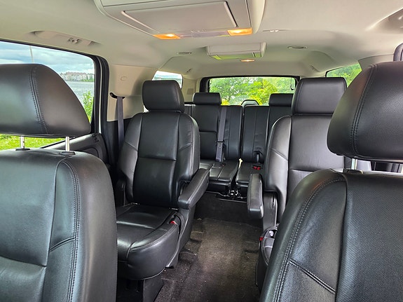 Chevrolet Suburban 3 of 6