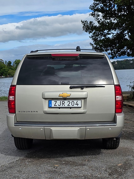 Chevrolet Suburban 5 of 6
