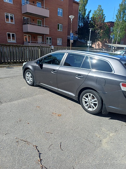 Toyota Avensis 2 of 3