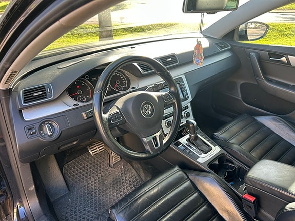 Volkswagen Passat Alltrack 2 of 5