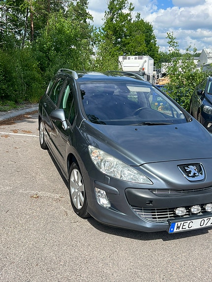 Peugeot 308 SW 2 of 5