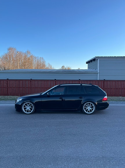 BMW 523i 3 of 5