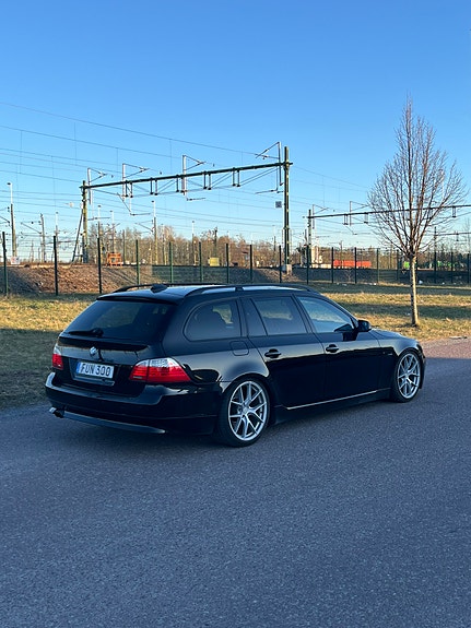 BMW 523i 2 of 5