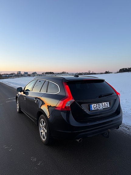 Volvo V60 2 of 5
