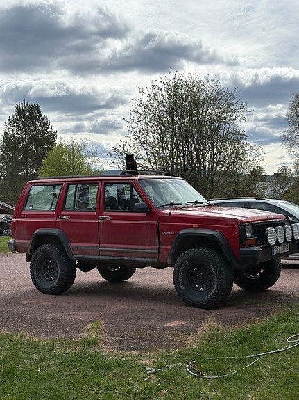 Jeep Cherokee 2 of 5