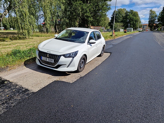 Peugeot 208 2 of 2