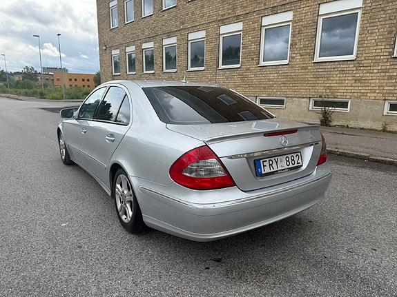 Mercedes-Benz E220 2 of 5