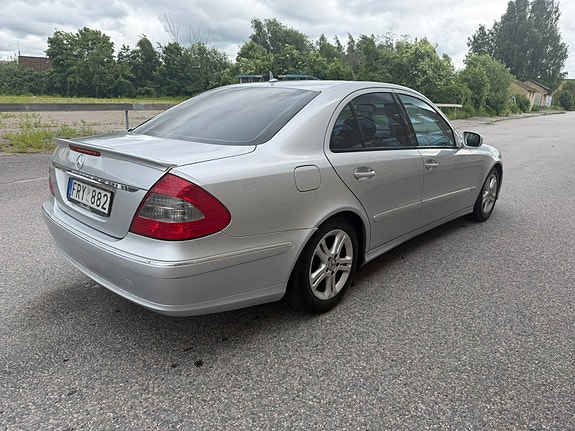 Mercedes-Benz E220 3 of 5