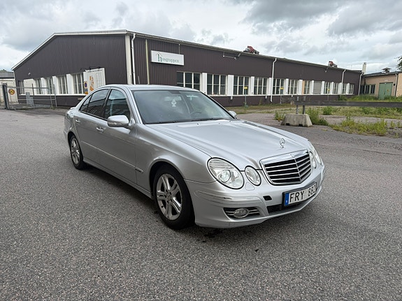 Mercedes-Benz E220 4 of 5
