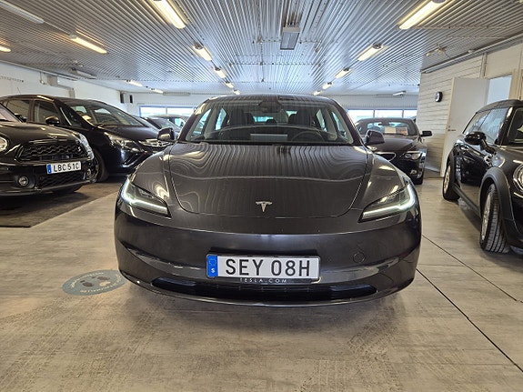 Tesla Model 3 4 of 5