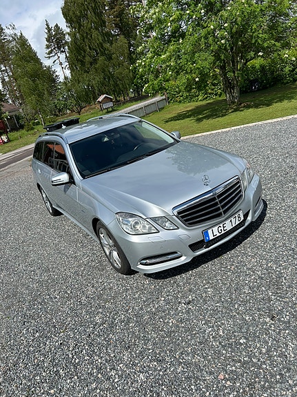Mercedes-Benz E220 4 of 5