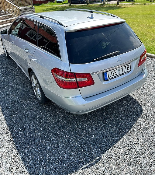 Mercedes-Benz E220 2 of 5