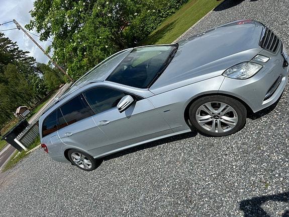 Mercedes-Benz E220 3 of 5