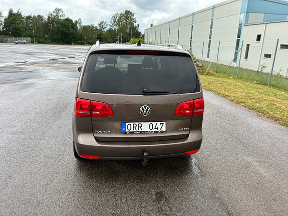 Volkswagen Touran 2 of 5