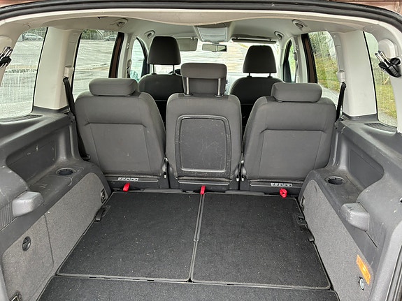 Volkswagen Touran 3 of 5