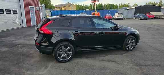 Volvo V40 Cross Country 3 of 5