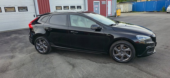 Volvo V40 Cross Country 2 of 5