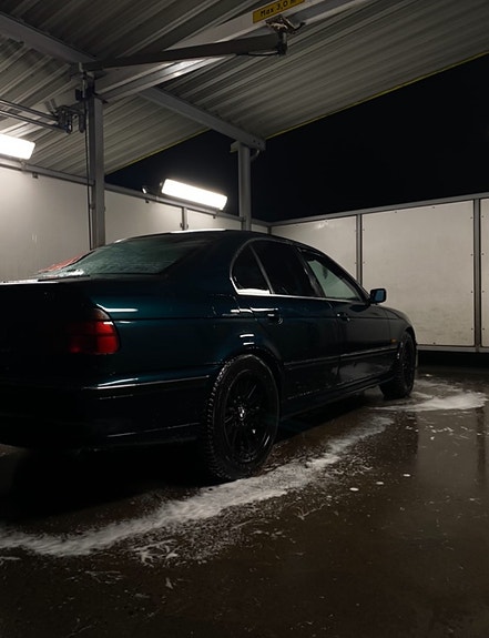 BMW 520i 4 of 5