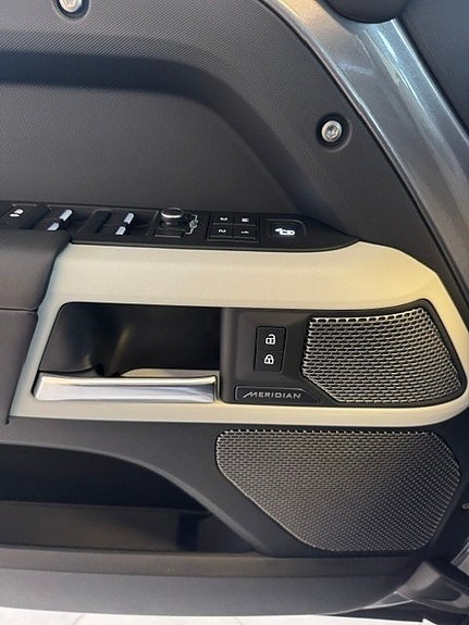 Land Rover Defender 90 10 of 10