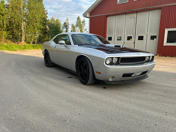 Dodge Challenger 2 of 4
