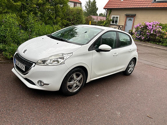 Peugeot 208 3 of 8