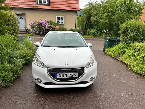 Peugeot 208 2 of 8