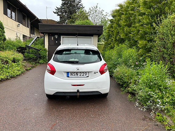 Peugeot 208 4 of 8