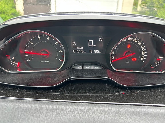 Peugeot 208 5 of 8