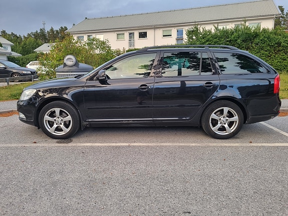 Skoda Octavia 2 of 5