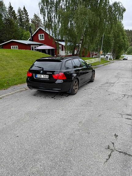 BMW 320d 2 of 4