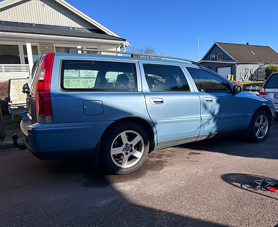 Volvo V70 3 of 5