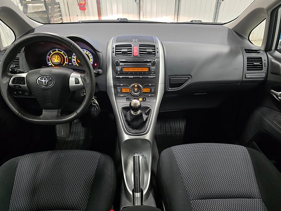 Toyota Auris 10 of 23