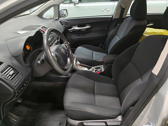 Toyota Auris 12 of 23