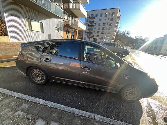 Toyota Prius 4 of 5