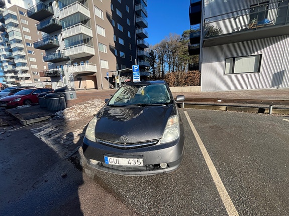 Toyota Prius 2 of 5